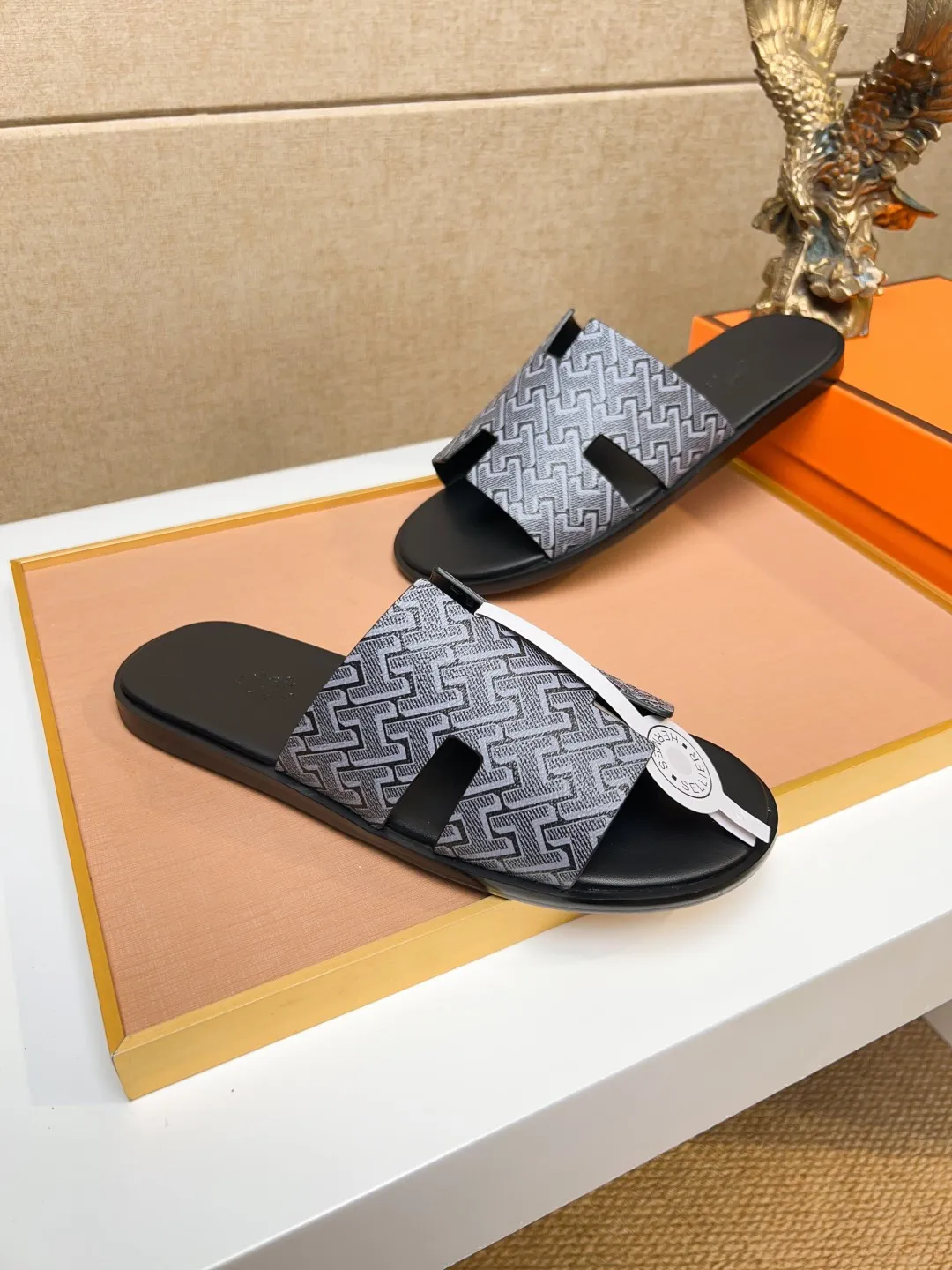 Men's clothing and shoes 💰280 💅💅💅 new arrival. Hermes Hermes official website latest counter synchronized new oran color leather H slippers, the original Paris version flew back to the original model and opened the mold to make it perfectly🍌The highest quality Sincerity, you can enter and leave the counter at will [Deyi] The upper is made of original customized  colored palm prints, crocodile print, ostrich print, colored cow leather, colored cow suede, 🤔 horse hair, 🥳 colored diamonds, 🥰 3D printing, and other genuine leather slippers, imported cow pattern foot pad lining, Italian  latest original genuine leather combination outsole Code number: 38-48 (customized at 46.47.48) Can be made into picture combination sole with genuine leather pattern and ordinary molded outsole